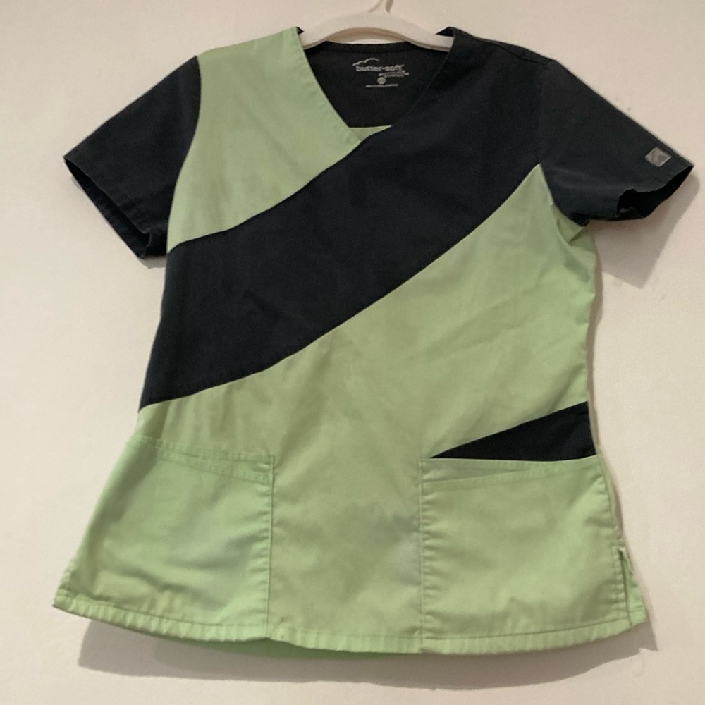 Butter Soft Scrub top in excellent pre~loved condition. Super soft and c…